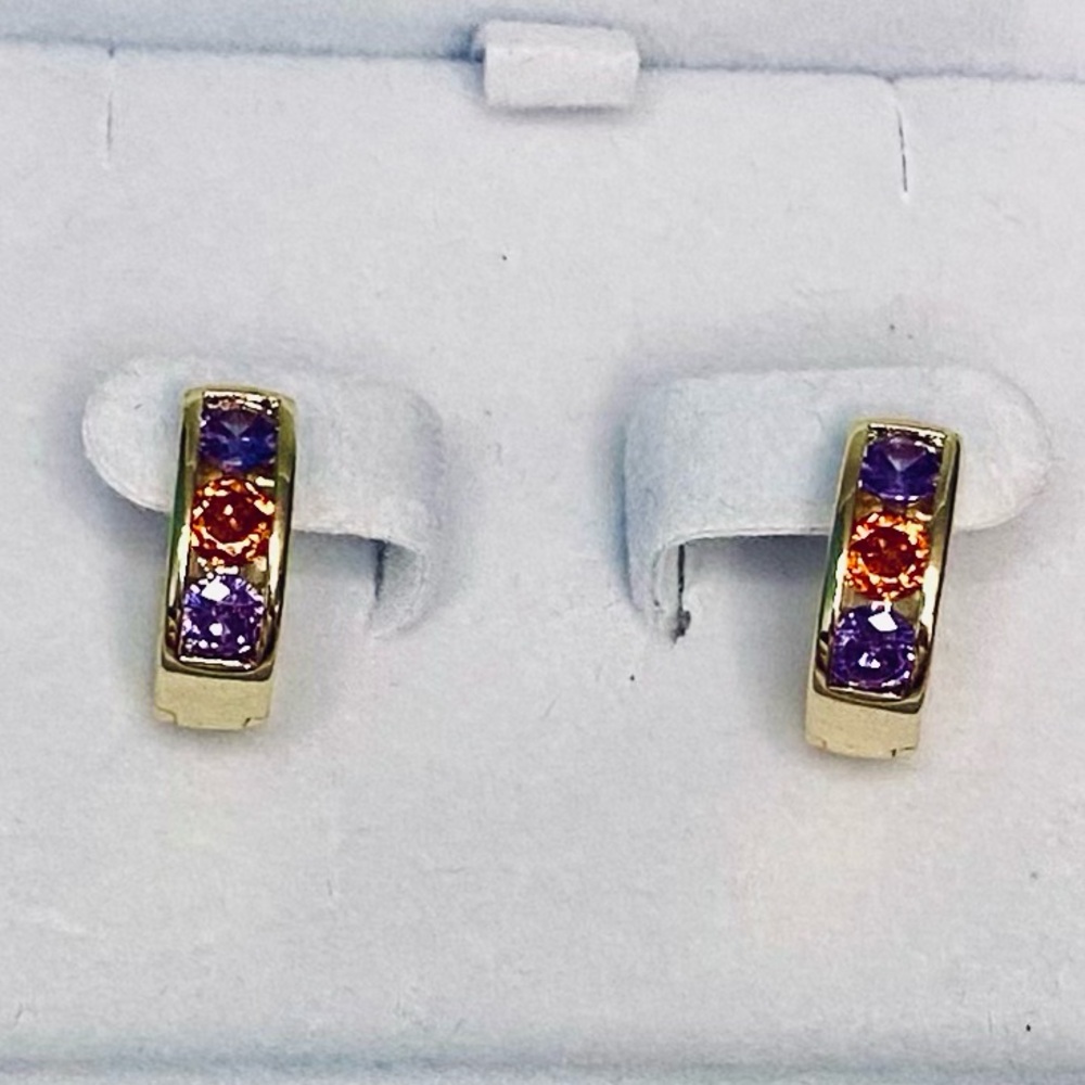 HUGGY 3 STONE EARRINGS IN GOLD TONE - Picture 4 of 5
